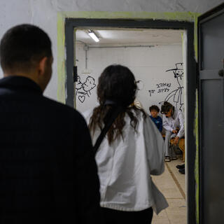 אנשים נכנסים למקלט בתל אביב