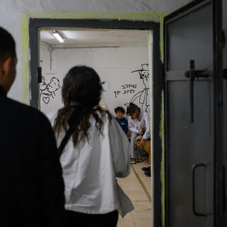 אנשים נכנסים למקלט בתל אביב