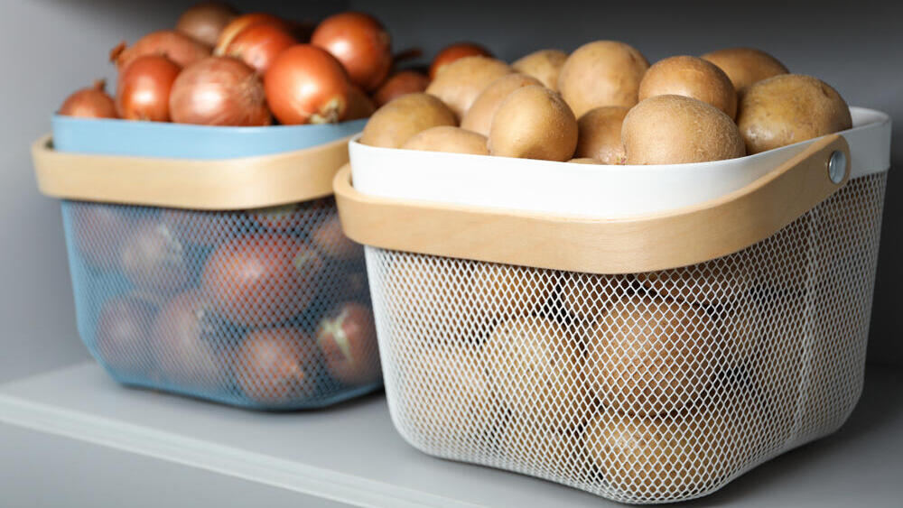 Хранить лук нужно в проветриваемой корзине 