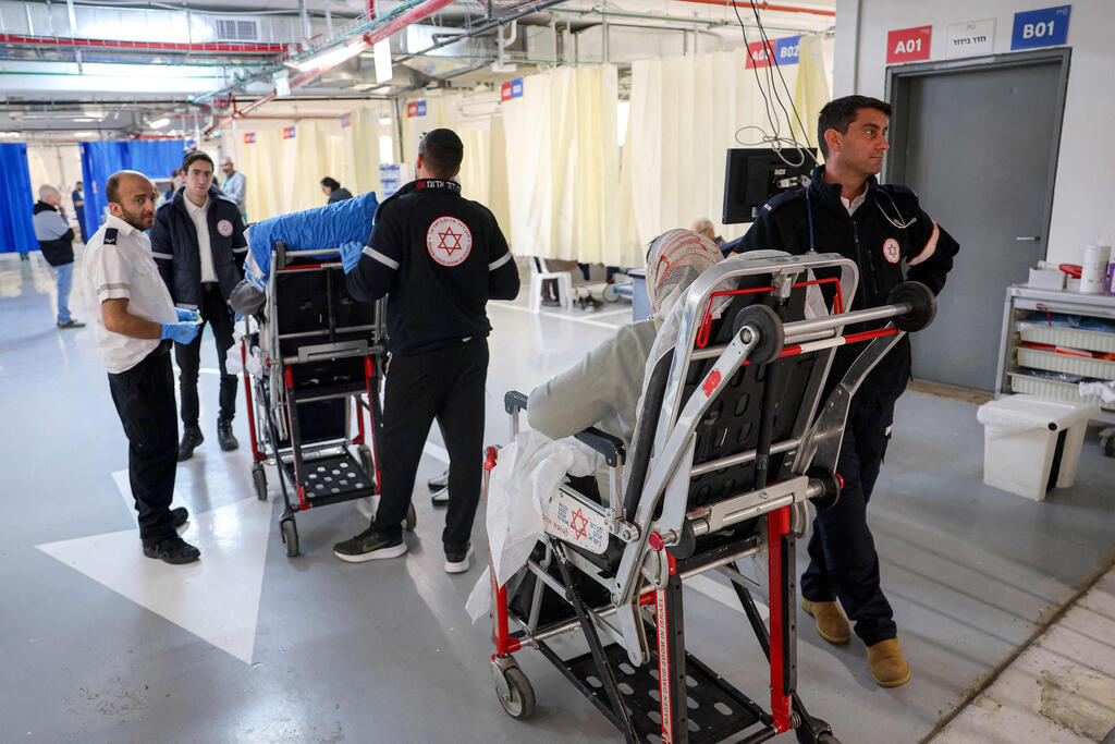 Hospitals prepare to move underground (Photo: Jack GUEZ / AFP) העברת חולים לשיבא בידי מד"א במהלך מבצע שאגת הארי