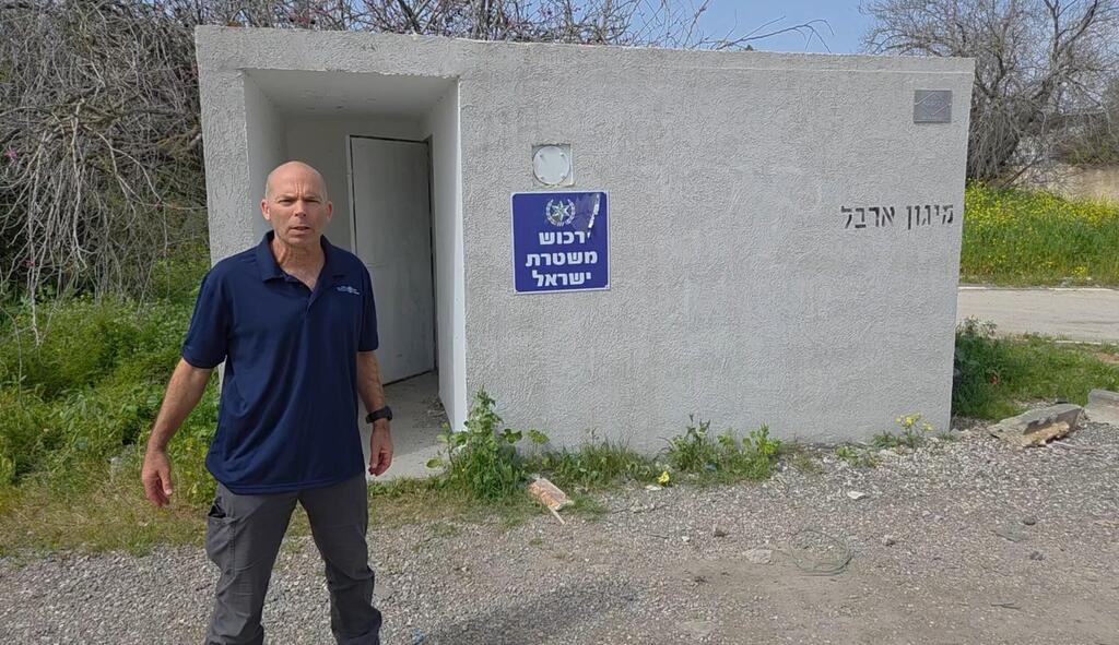 מפקח רשות העתיקות, ניר דיסטלפלד, ליד המיגונית