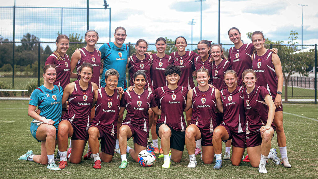 צמד השחקניות האיראניות (במרכז השורה התחתונה) בקבוצתן החדשה