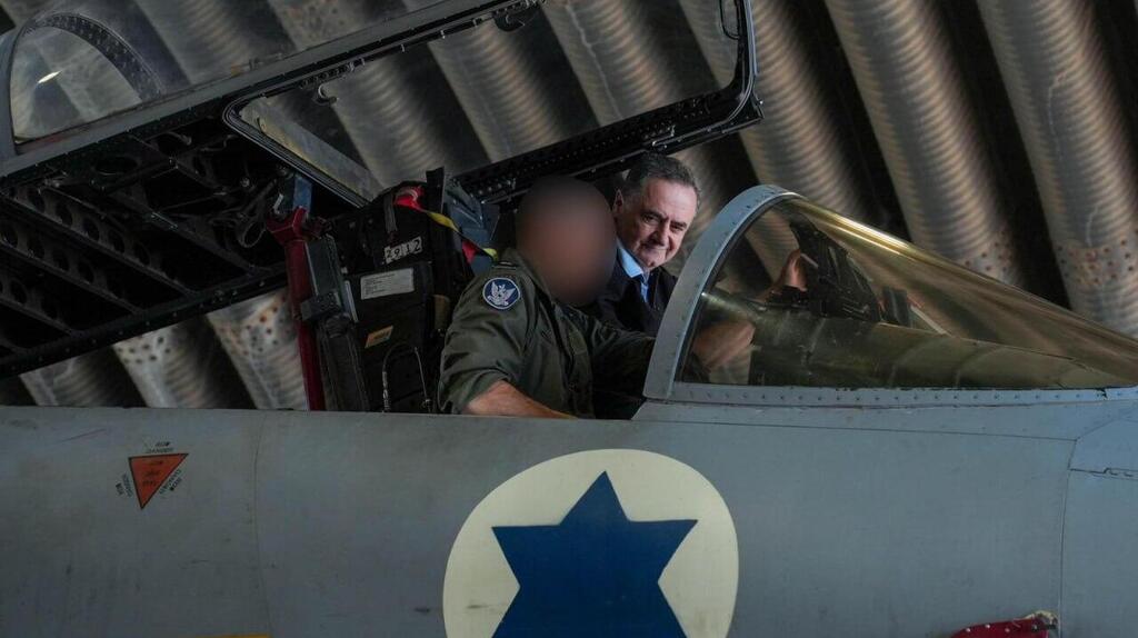 שר הביטחון בבסיס חיל האוויר