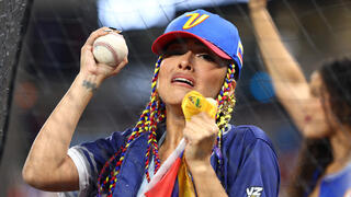 אוהדת ונצואלה נרגשת ביציע