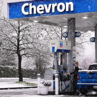 תחנת דלק במדינת וושינגטון, בשבוע שעבר. מחירי הדלק בארה"ב טיפסו כבר לרמתם הגבוהה ביותר מאז 2024