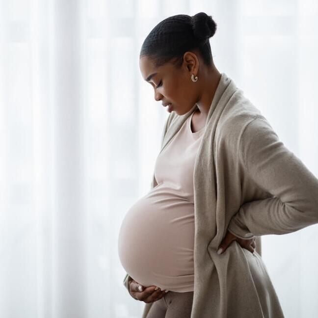 אמריקאית ממוצא אפריקאי בהיריון