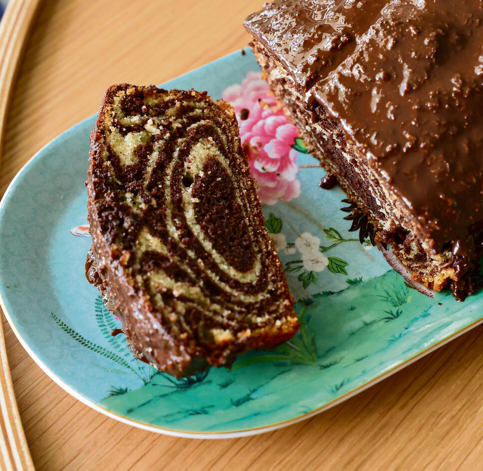 Five-ingredient marble swirl cake 