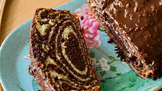 Five-ingredient marble swirl cake 