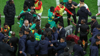 שחקני סנגל יורדים מהדשא אחרי הפנדל מעורר המחלוקת נגד מרוקו בגמר אליפות אפריקה