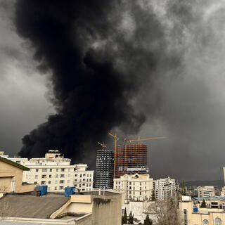 עשן עולה ממתקני נפט בטהרן לאחר תקיפות של צה"ל