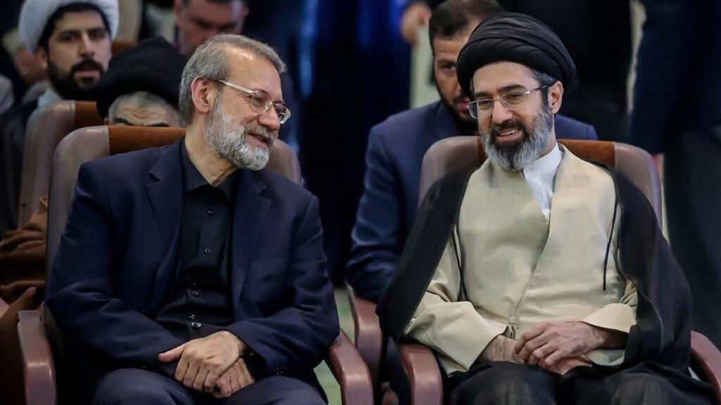 Ali Larijani alongside Khamenei מוג'תבא חמינאי מנהיג איראן לצד עלי לריג'אני שחוסל