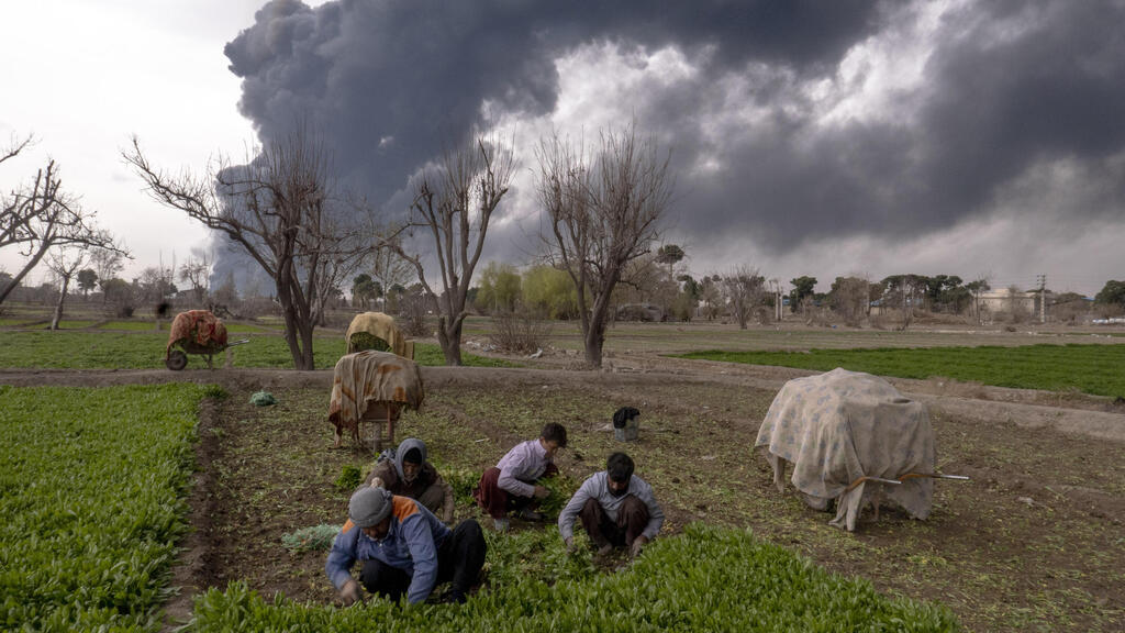 Smoke rises from oil facilities in Tehran (Photo: Majid Saeedi/Getty Images) עשן עולה ממתקני נפט בטהרן לאחר תקיפות של צה"ל