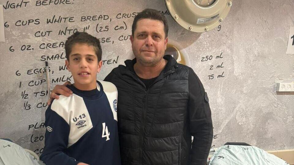 עוז הדרי עם אחד מילדיו בבית חולים