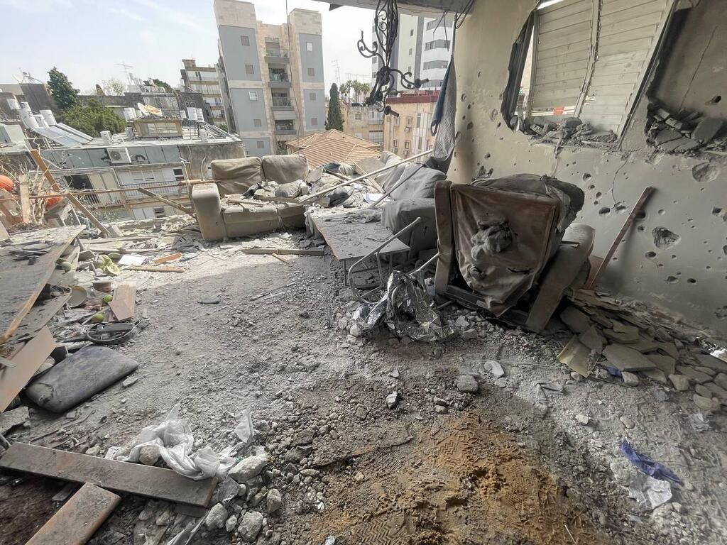 The scene of an Iranian cluster munition strike in Ramat Gan, Israel, where an elderly couple in their 70s was killed on March 18 (Photo: Roy Rubinstein) זירת הנפילה ברמת גן