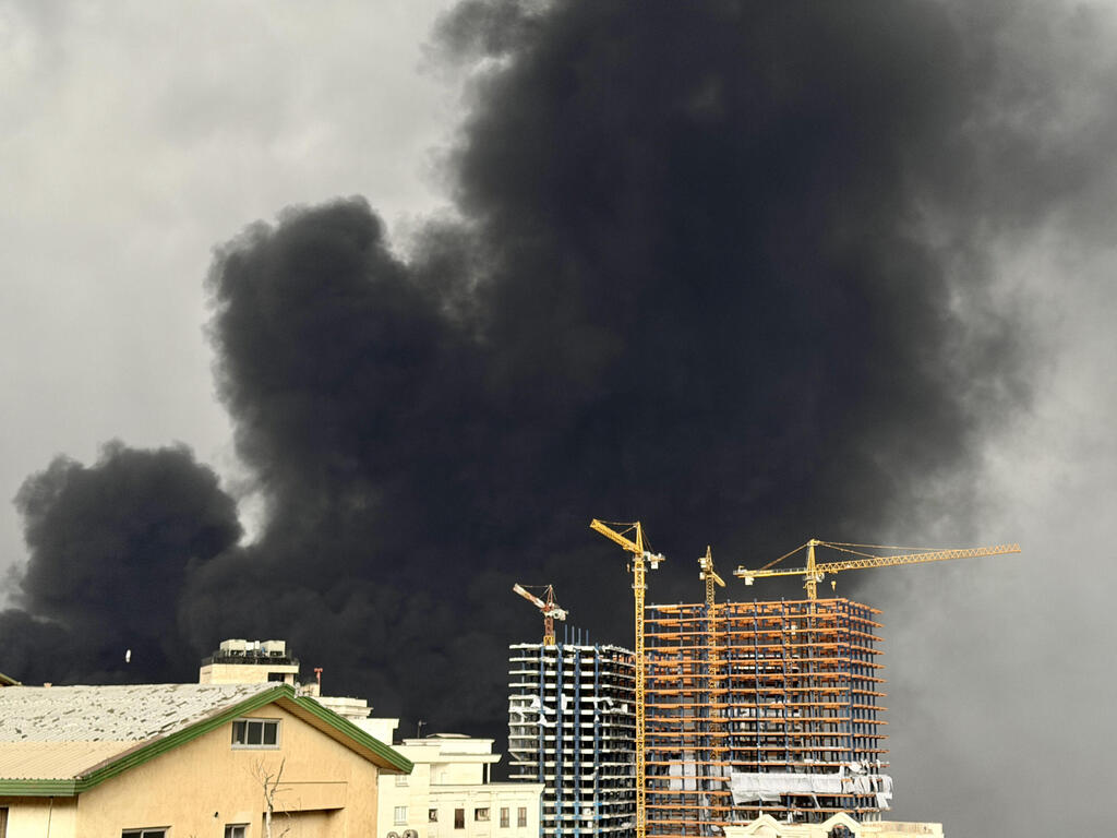 עשן עולה ממתקני נפט בטהרן לאחר תקיפות של צה"ל