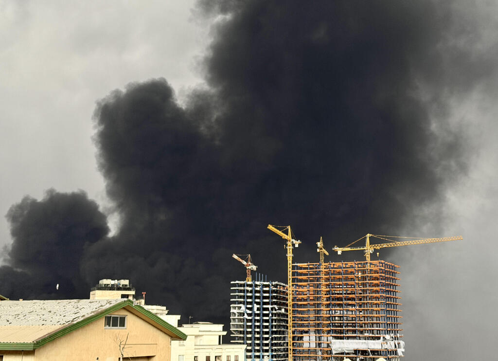 עשן עולה ממתקני נפט בטהרן לאחר תקיפות של צה"ל