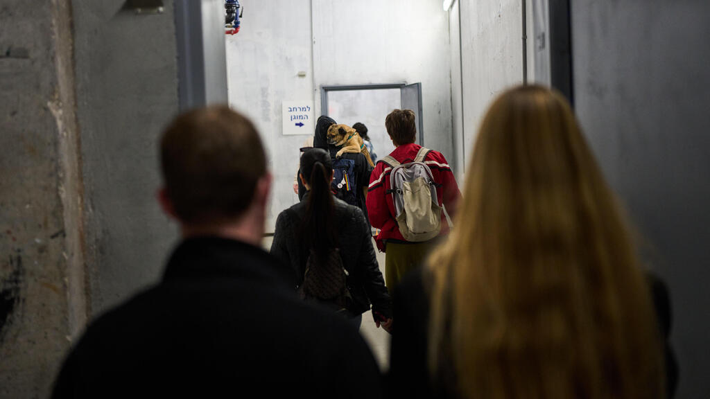 Entering a protected space in Ramat Gan - you can eat the Afikoman there (Photo: Oded Balilty/AP) נכנסים למרחב מוגן ברמת גן