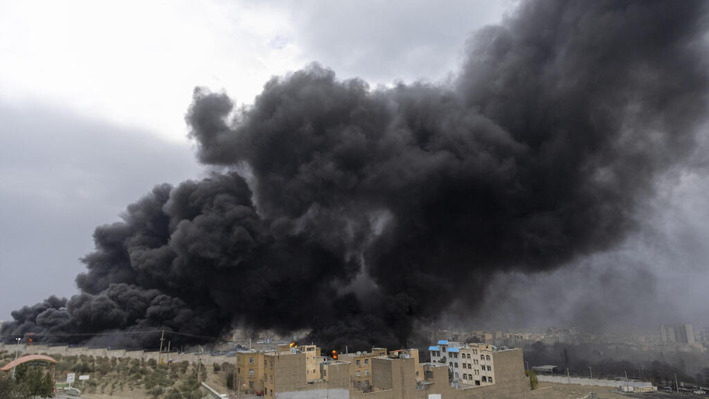 Photo: Majid Saeedi/Getty Images עשן עולה ממתקני נפט בטהרן לאחר תקיפות של צה"ל
