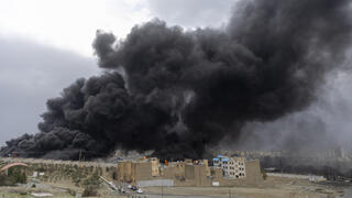 עשן עולה ממתקני נפט בטהרן לאחר תקיפות של צה"ל