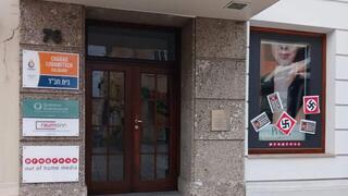 צלבי קרס ודגלי פלסטין על בית חב"ד בזלצבורג