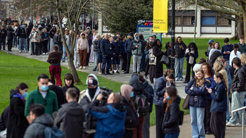 סטודנטים ואנשי צוות ממתינים לקבלת אנטיביוטיקה באוניברסיטת קנט, קנטרברי, אנגליה