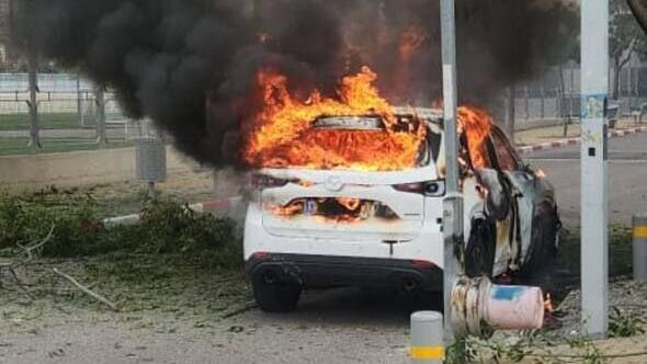 רכב עולה באש