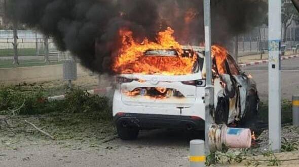 רכב עולה באש בפתח תקווה