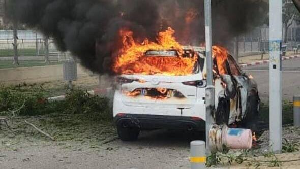 רכב עולה באש