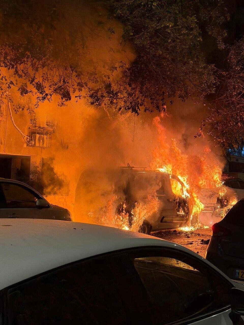 רכבים בוערים בזירת נפילה בחולון