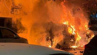 רכבים בוערים בזירת נפילה בחולון