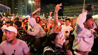 האוהדים חוגגים בסיום