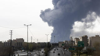 עשן עולה ממתקני נפט בטהרן לאחר תקיפות של צה"ל