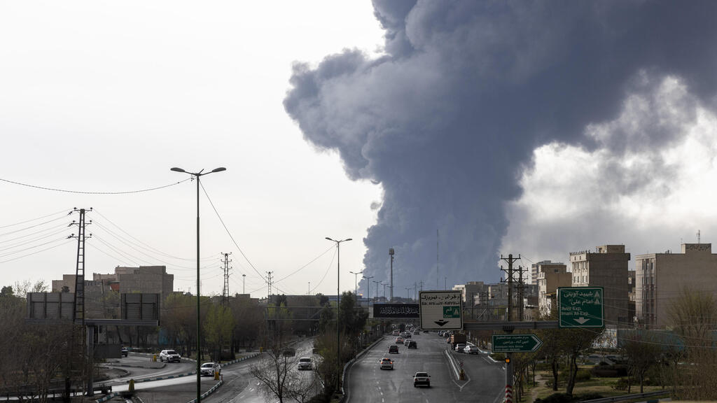 עשן עולה ממתקני נפט בטהרן לאחר תקיפות של צה"ל