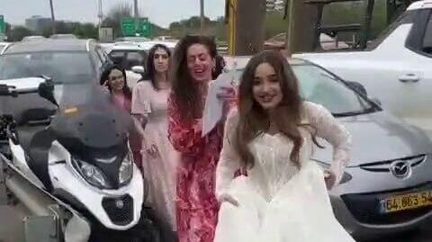 כלה עצרה בכביש לחפש מרחב מוגן