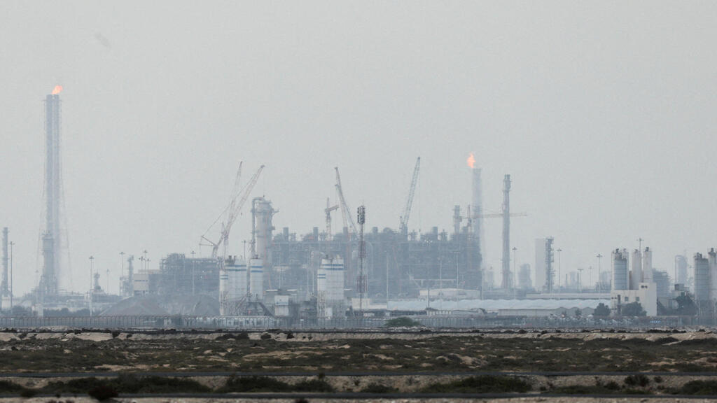 Нефтяной объект (Фото: REUTERS/Stringer) מתקן גז ראס לפאן ב קטאר 2 במרץ