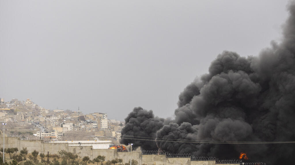 Photo: Majid Saeedi/Getty Images עשן עולה ממתקני נפט בטהרן לאחר תקיפות של צה"ל