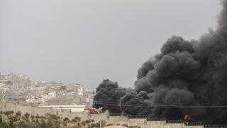 עשן עולה ממתקני נפט בטהרן לאחר תקיפות של צה"ל