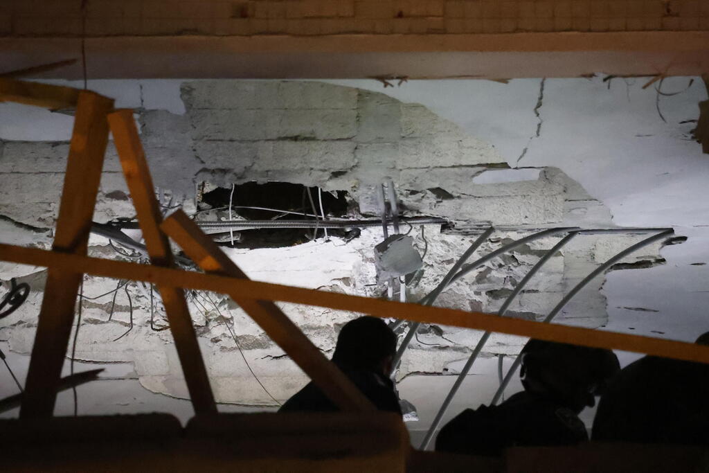 חור נפער בתקרה ברמת גן