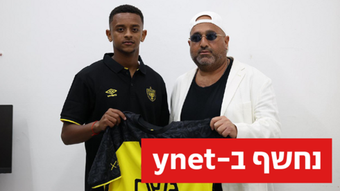 ברק אברמוב ונועם מוצ'ה במעמד החתימה