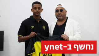 ברק אברמוב ונועם מוצ'ה במעמד החתימה