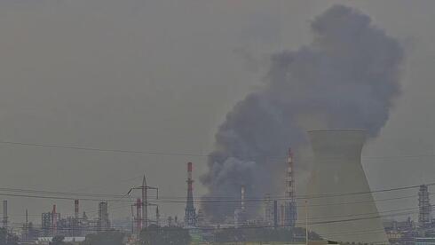 תיעוד רגע הפגיעה בבית הזיקוק בחיפה