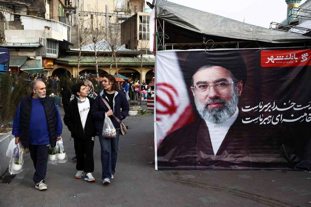 A portrait of Iran’s new supreme leader, Mojtaba Khamenei, displayed at a market in Tehran (Photo: Majid Asgaripour/WANA (West Asia News Agency) via REUTERS) תמונתו של המנהיג העליון החדש של איראן מוג'תבא חמינאי בשוק בטהרן
