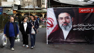 תמונתו של המנהיג העליון החדש של איראן מוג'תבא חמינאי בשוק בטהרן