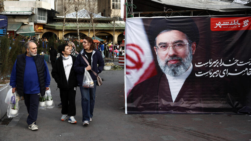 תמונתו של המנהיג העליון החדש של איראן מוג'תבא חמינאי בשוק בטהרן