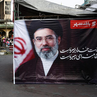 תמונתו של המנהיג העליון החדש של איראן מוג'תבא חמינאי בשוק בטהרן