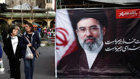 תמונתו של המנהיג העליון החדש של איראן מוג'תבא חמינאי בשוק בטהרן