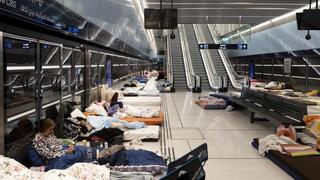 אזרחים ישנים ב רכבת הקלה ב תל אביב שאגת הארי