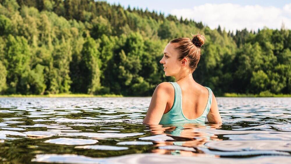 אגם פינלנדי ביום קיץ נעים