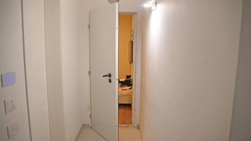 הדרך לממ"ד. "כשאנחנו לא בבית יש להם מפתח, הם כמו השותפים שלנו לדירה בממ"ד"