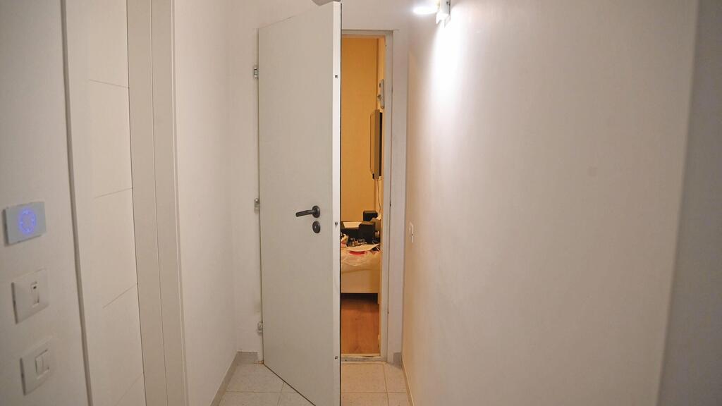 Вход в МАМАД (Фото: Яир Саги) הדרך לממ"ד. "כשאנחנו לא בבית יש להם מפתח, הם כמו השותפים שלנו לדירה בממ"ד"